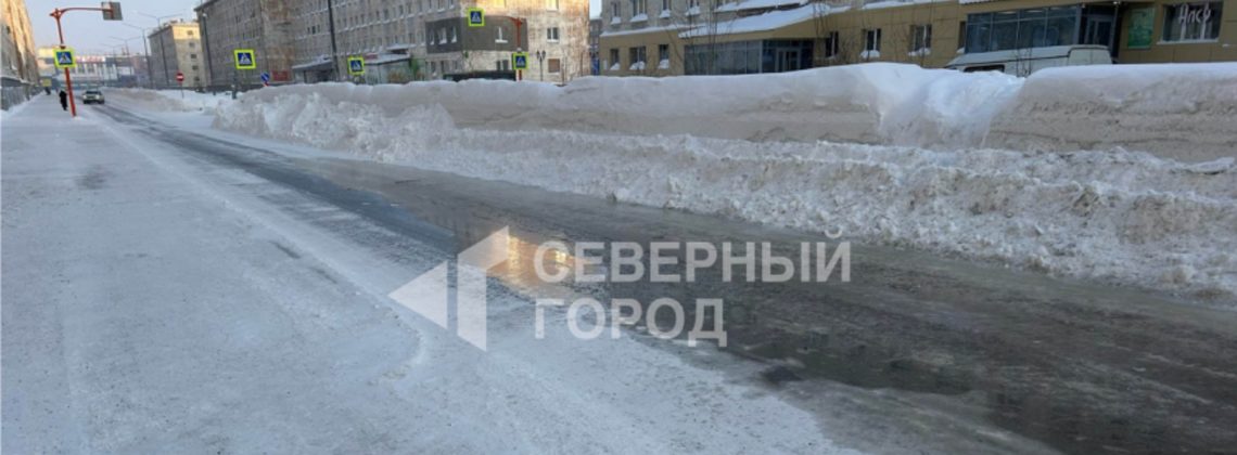В Норильске затопило двор в районе Завенягина, 3