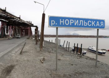 У моста через Норилку автомобили оставлять не стоит