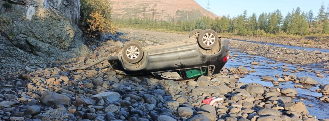 Пьяная норильчанка съехала на чужом авто с обрыва и попала в больницу