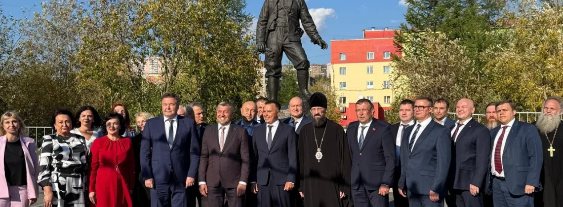 В Талнахе ко Дню шахтера возложили цветы к монументу «Горняк»