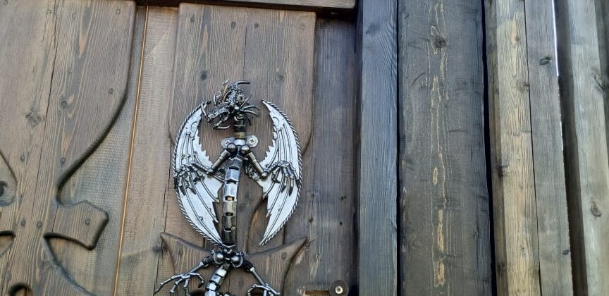 Норильский скульптор создал необычную дверную ручку для одной из норильских дач