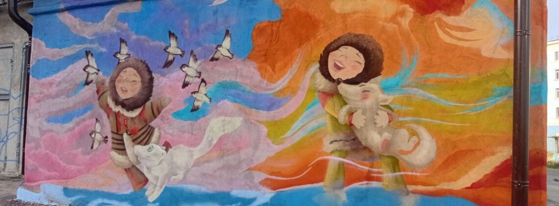 На Комсомольской, 8, в Норильске расписали фасад гаража