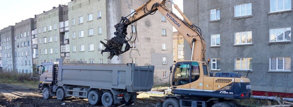 В Дудинке продолжается ликвидация ветхих строений и вывоз строительного мусора