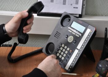 Мошенники обманывают людей, представляясь руководителями компаний