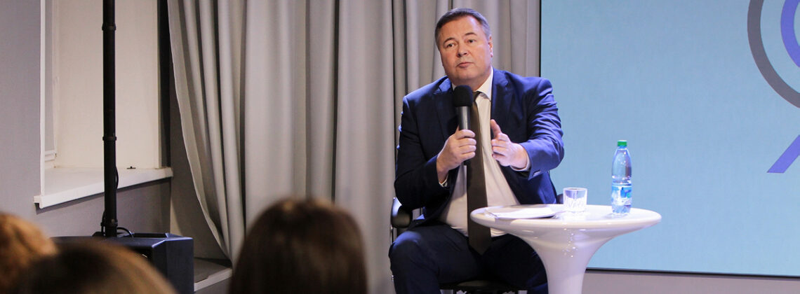 Вице-спикер Законодательного собрания края встретился со старшеклассниками