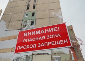 Демонтаж аварийной гостинки на Лауреатов, 75 идет полным ходом