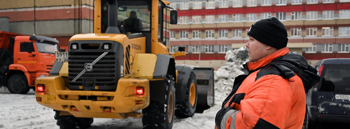 Более 128 тысяч кубометров снега вывезли с территорий детсадов и школ Норильска за зиму