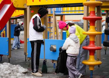 Первый общегородской субботник сезона в Норильске начался с уборки дворов и детских площадок
