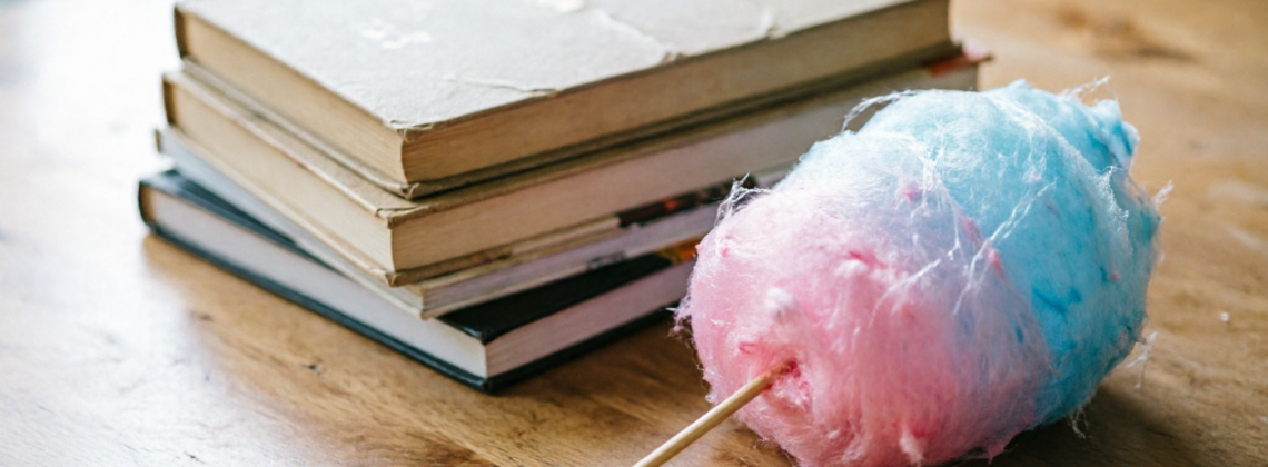 Книжный фримаркет, игры и сладкая вата среди друзей: оганерская библиотека приглашает на летнюю библиоплощадку