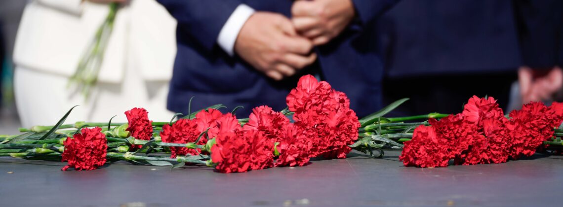 Норильчане почтили память первостроителей и тружеников Заполярья у стелы «Город трудовой доблести»
