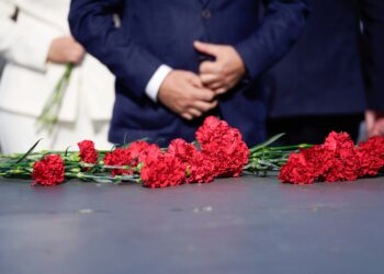 Норильчане почтили память первостроителей и тружеников Заполярья у стелы «Город трудовой доблести»
