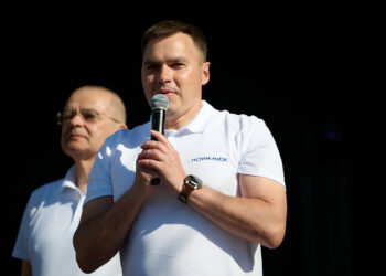 Руководители города и ЗФ «Норникеля» поздравили со сцены норильчан с Днём города, Днём металлурга и Днём компании