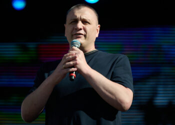 Руководители города и ЗФ «Норникеля» поздравили со сцены норильчан с Днём города, Днём металлурга и Днём компании