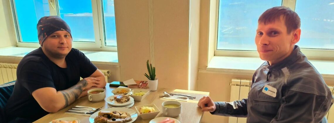 От тартара до шашлыка из сёмги: чем угощают в столовых «Норникеля» в честь Дня металлурга