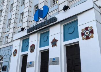 Фасад управления «Норникеля» в Норильске украсили макеты четырёх орденов компании