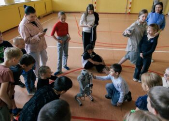 Робопёс Гоша посетил школу № 32 в Кайеркане