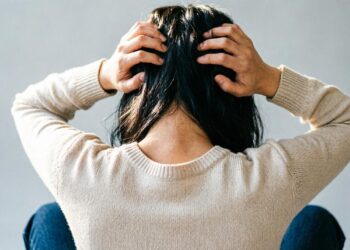 Внезапная головная боль может обернуться инсультом – предупредила невролог