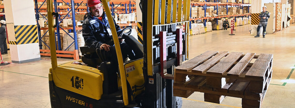 Лучшего наставника среди водителей вилочного погрузчика определили в «Норникеле»
