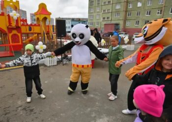 Новая детская площадка открылась в Кайеркане — подарок к 70‑летию района
