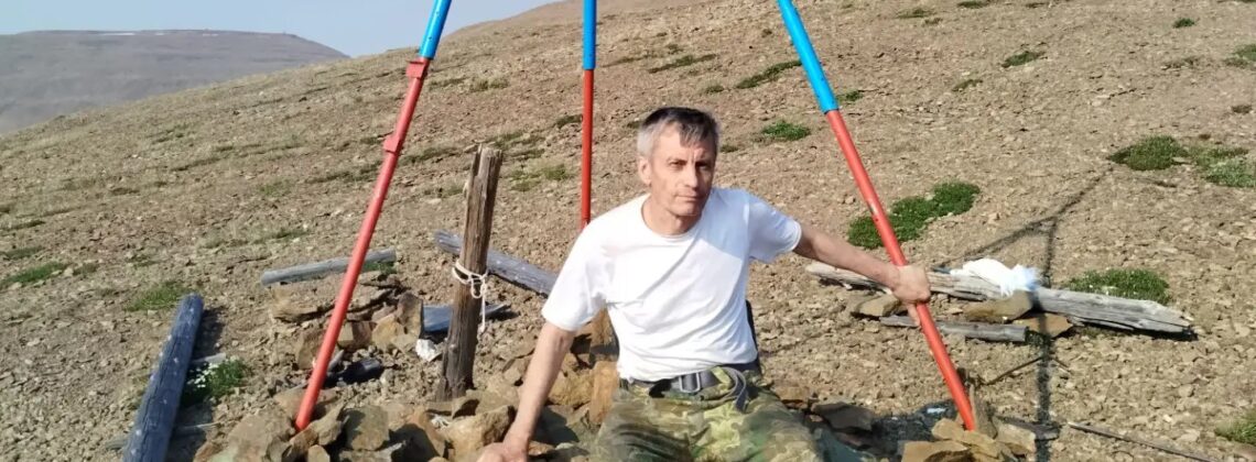 Норильские туристы вручную восстановили исторический тригопункт на горе Сокол