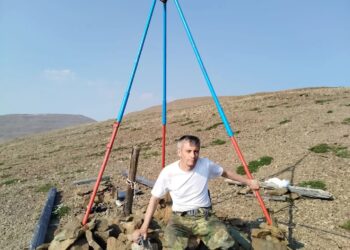 Норильские туристы вручную восстановили исторический тригопункт на горе Сокол