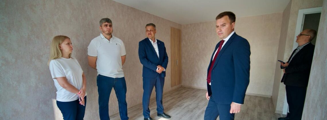 Мэр города Дмитрий Карасёв оценил ремонт квартир для детей‑сирот в Норильске