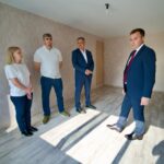 Мэр города Дмитрий Карасёв оценил ремонт квартир для детей‑сирот в Норильске