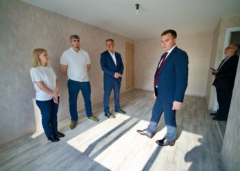 Мэр города Дмитрий Карасёв оценил ремонт квартир для детей‑сирот в Норильске