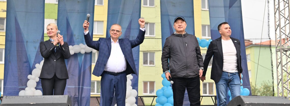 Руководитель по развитию производства горных работ ЗФ «Норникеля» и руководство города со сцены поздравили норильчан с Днём шахтёра