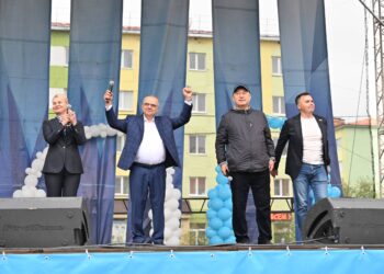 Руководитель по развитию производства горных работ ЗФ «Норникеля» и руководство города со сцены поздравили норильчан с Днём шахтёра