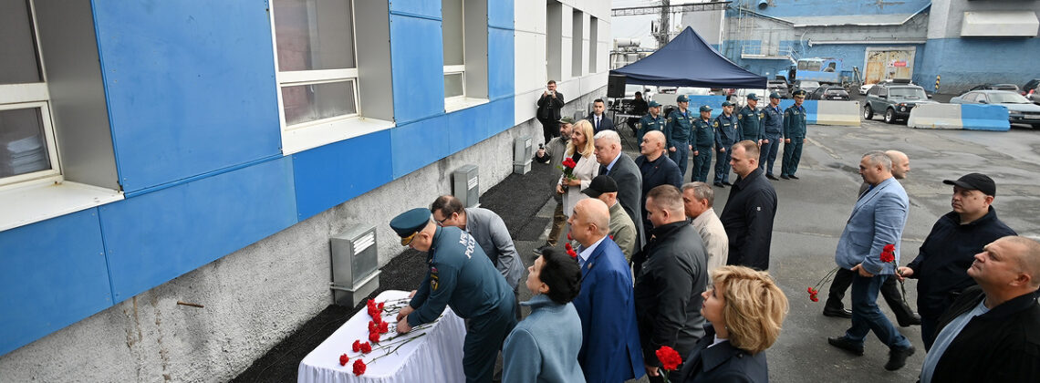 Мемориальную доску Казбеку Каргинову открыли на здании горнорудного управления Заполярного филиала «Норникеля»