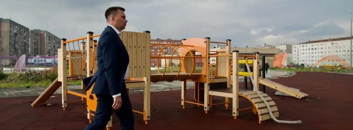 До холодов в парке «Озеро Долгое» установят опоры освещения, тренажёры и разобьют газоны