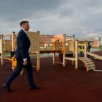 До холодов в парке «Озеро Долгое» установят опоры освещения, тренажёры и разобьют газоны
