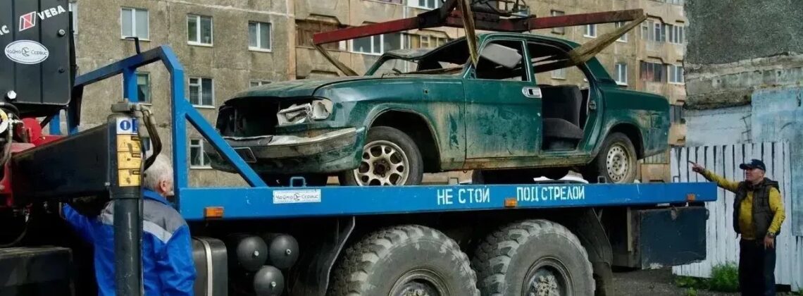Норильск избавляется от брошенного транспорта: машины мешают работе коммунальщиков