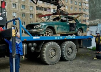 Норильск избавляется от брошенного транспорта: машины мешают работе коммунальщиков