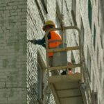 Фасады 14 кирпичных пятиэтажек обновляют на Комсомольской улице в Норильске