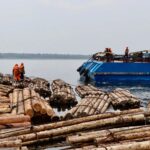 Гигантский плот с лесом идёт по Енисею в Дудинку