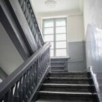 Управляющие компании завершают летний ремонт подъездов в домах Норильска