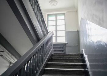 Управляющие компании завершают летний ремонт подъездов в домах Норильска
