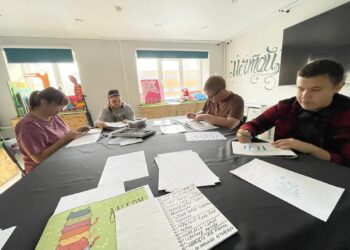 В Норильске появится инклюзивный бренд одежды с авторскими рисунками и цитатами участников проекта «Швейный цех»