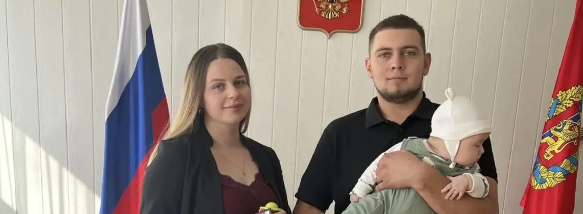 Четыре семьи Норильска получили свидетельства о рождении малышей