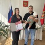 Четыре семьи Норильска получили свидетельства о рождении малышей