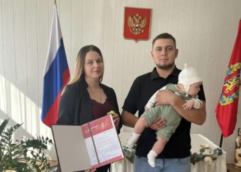 Четыре семьи Норильска получили свидетельства о рождении малышей