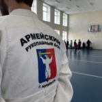Родители впервые вместе с детьми учились армейскому рукопашному бою в Молодёжном центре