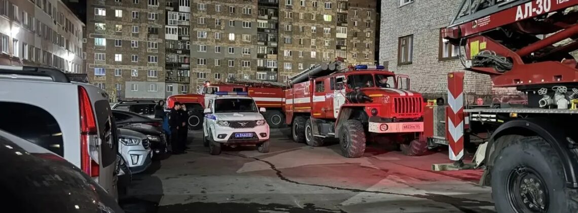 Пожарные вывели восемь человек из задымлённого дома в Норильске