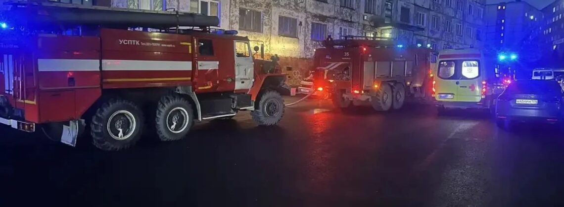 Спасатели вывели из горящего дома в Норильске 11 человек, включая двоих детей