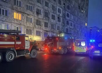 Спасатели вывели из горящего дома в Норильске 11 человек, включая двоих детей