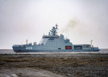 «Корабль будущего» пришвартовался в Дудинке: что умеет «Иван Папанин»