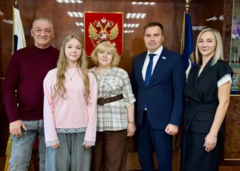 Супругам из Норильска с 43-летним стажем вручили медаль «За любовь и верность»
